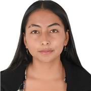 Estudiante universitaria con grandes habilidades para ayudar y repasar